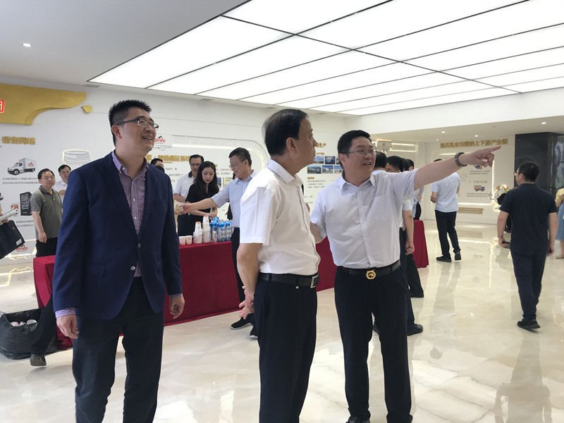 全國人大常委會(huì )副委員長(cháng)、九三學(xué)社中央主席武維華蒞臨皇氏集團參觀(guān)考察