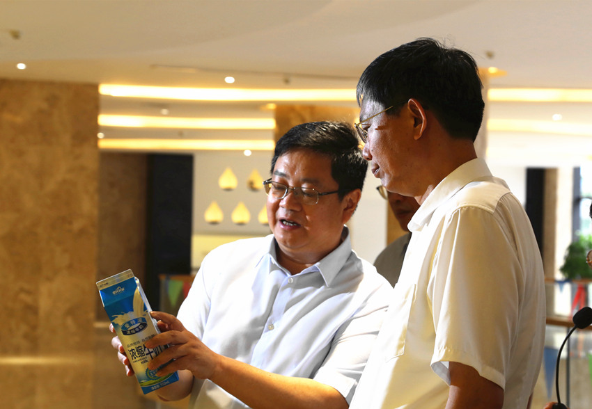 廣西壯族自治區人民政府副主席、黨組成員費志榮蒞臨皇氏集團參觀(guān)調研