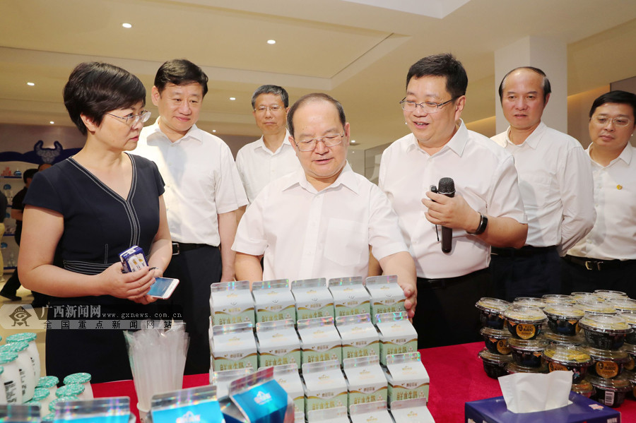 自治區黨委書(shū)記、自治區人大常委會(huì )主任鹿心社率全區年中工作會(huì )議代表蒞臨皇氏集團觀(guān)摩考察