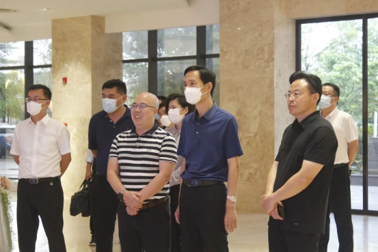 菏澤市委副書(shū)記、市長(cháng)張倫一行領(lǐng)導蒞臨皇氏集團參觀(guān)交流