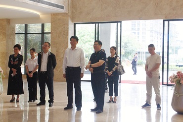 自治區政協(xié)副主席、黨組成員費志榮到皇氏集團宣講黨的二十大精神