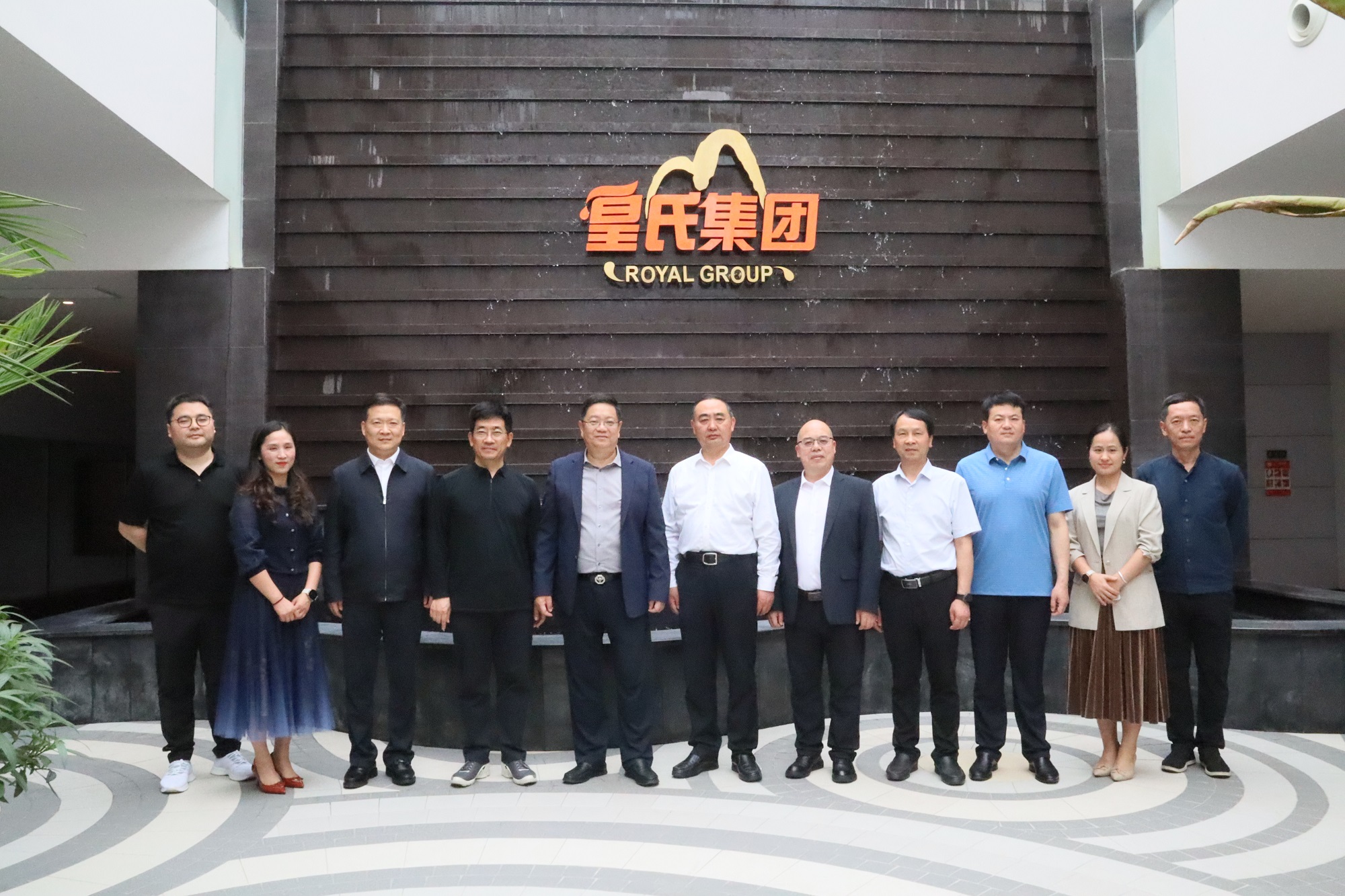 2023年5月14日，阜陽(yáng)市委書(shū)記孫正東一行蒞臨皇氏集團交流考察