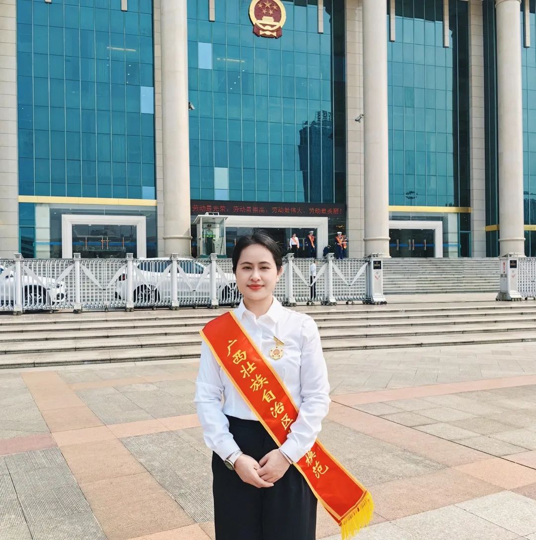 樹(shù)標桿，立榜樣丨皇氏集團石愛(ài)萍同志榮獲“廣西壯族自治區勞動(dòng)模范”稱(chēng)號！