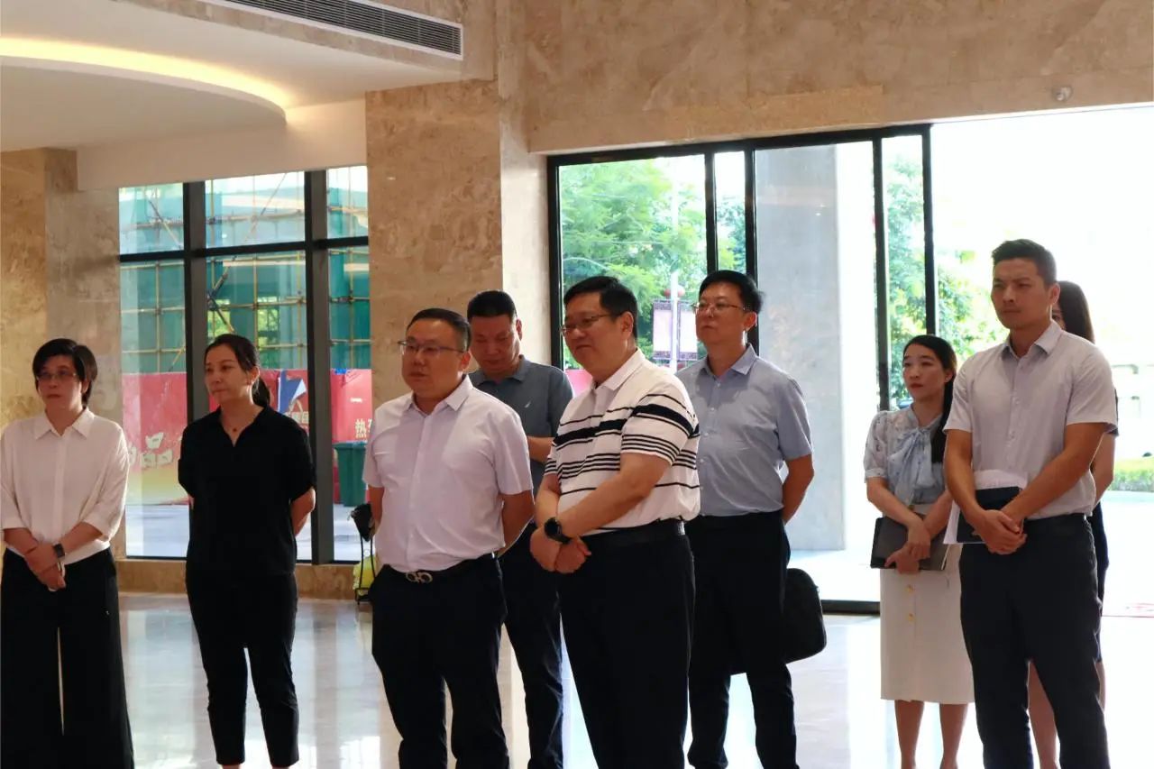 平安銀行南寧分行黨委書(shū)記、行長(cháng)陳亮蒞臨皇氏集團調研指導